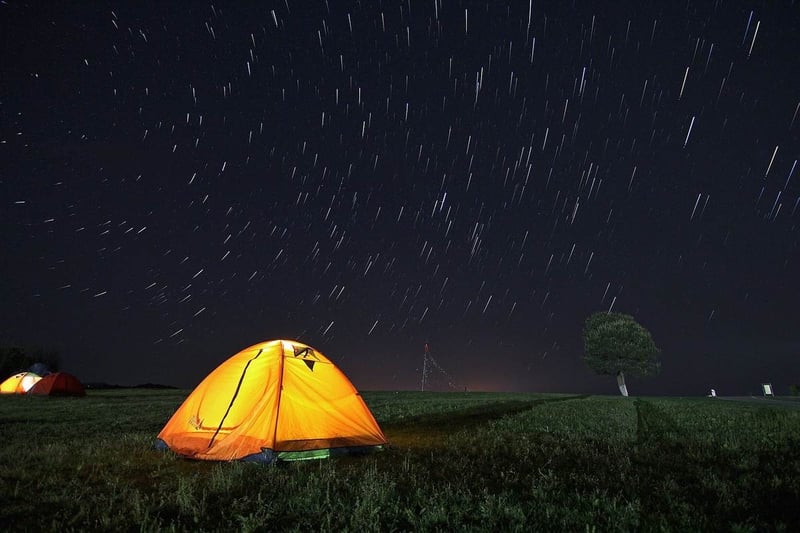 Équipement camping minimaliste pour voyage sac à dos : la liste ultime